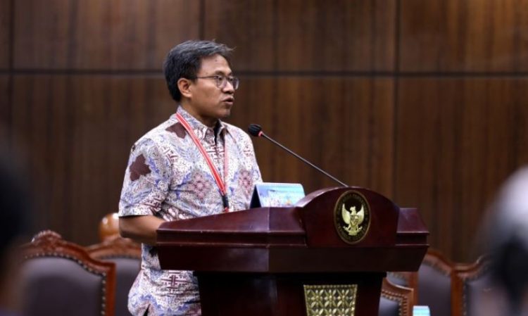 Anggota Dewan Pers Abdul Manan menyampaikan keterangan dalam sidang uji materiil UU Pers di Mahkamah Konstitusi, Jakarta, Senin (10/11/2025). (Dok. Dewanpers.or,id)