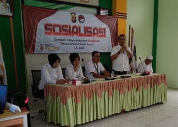 Personel Ditresnarkoba Polda Jambi memberikan sosialisasi bahaya penyalahgunaan narkoba kepada siswa SMA Negeri 3 Tebo dalam rangka pencegahan dini di lingkungan sekolah. (Dok, Humas)