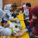 Petugas medis dari UPTD Puskesmas Putri Ayu melakukan pemeriksaan kesehatan kepada karyawan PT Sinar Sentosa Primatama (Sinsen) dalam rangka peringatan Hari Kesehatan Nasional ke-61 di Jambi, Rabu (12/11/2025). (Dok. Sinsen)