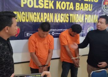 Kapolresta Jambi Kombes Pol Boy Sutan Binanga Siregar (kanan) menunjukkan dua tersangka kasus curanmor lintas wilayah yang berhasil ditangkap Polsek Kota Baru, saat konferensi pers di Mapolsek Kota Baru, Minggu (2/11/2025). (Dok. Nahar)