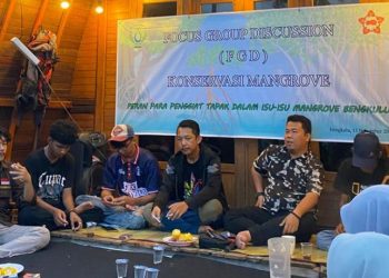 Para peserta dari berbagai komunitas pecinta alam dan pemerhati lingkungan mengikuti FGD Konservasi Mangrove yang digelar Japhana di kawasan Jenggalu, Bengkulu, Sabtu (15/11/2025). (Dok. Yola)
