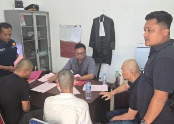Tiga tersangka kasus dugaan PETI menjalani proses pelimpahan berkas perkara ke Kejaksaan Negeri Merangin oleh penyidik Ditreskrimsus Polda Jambi, usai Pengadilan Negeri Jambi menolak seluruh permohonan praperadilan, Selasa (18/11/2025). (Dok. Nahar)