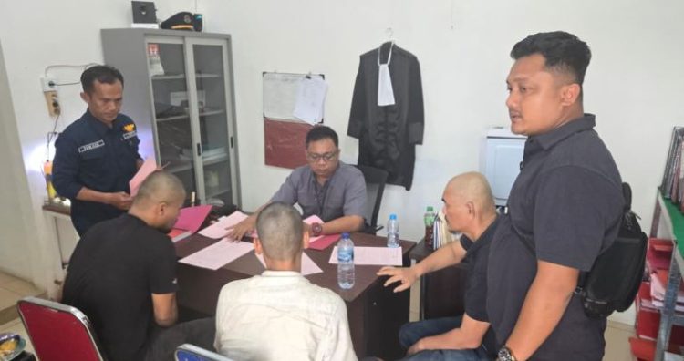 Tiga tersangka kasus dugaan PETI menjalani proses pelimpahan berkas perkara ke Kejaksaan Negeri Merangin oleh penyidik Ditreskrimsus Polda Jambi, usai Pengadilan Negeri Jambi menolak seluruh permohonan praperadilan, Selasa (18/11/2025). (Dok. Nahar)
