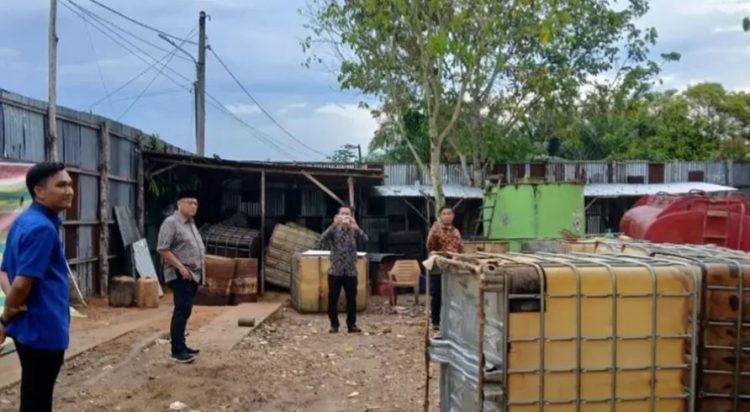 Ketua Komisi I DPRD Kota Jambi, Rio Ramadhan (kedua kiri), meninjau lokasi yang diduga menjadi gudang penyimpanan BBM ilegal di Kelurahan Kenali Besar, Kecamatan Alam Barajo, Kota Jambi, Sabtu (1/11/2025). (Dok. Daus)