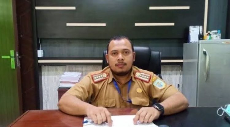 Kabid Bina Marga Dinas PUPR Kota Jambi, Agustiawan Harmain, memberikan penjelasan terkait progres pembangunan ulang Jembatan Sari Bakti di ruang kerjanya, Rabu (19/11/2025). (Dok. Stepanus)