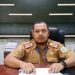 Kabid Bina Marga Dinas PUPR Kota Jambi, Agustiawan Harmain, memberikan penjelasan terkait progres pembangunan ulang Jembatan Sari Bakti di ruang kerjanya, Rabu (19/11/2025). (Dok. Stepanus)