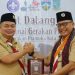 Ketua Kwarcab Gerakan Pramuka Kota Jambi, Kemas Faried Alfarelly (kiri), menyerahkan cendera mata kepada perwakilan Kwartir Nasional dalam rangka kunjungan kerja dan penyampaian program strategis Kwarcab untuk periode 2025–2027. (Dok. Stepanus)