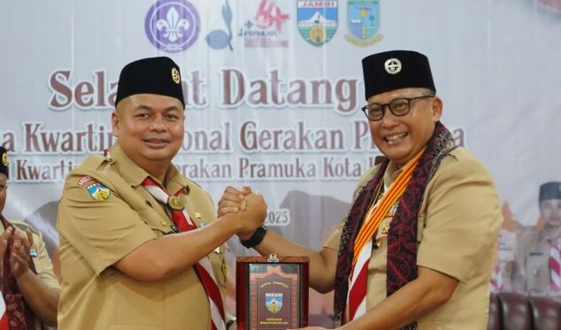 Ketua Kwarcab Gerakan Pramuka Kota Jambi, Kemas Faried Alfarelly (kiri), menyerahkan cendera mata kepada perwakilan Kwartir Nasional dalam rangka kunjungan kerja dan penyampaian program strategis Kwarcab untuk periode 2025–2027. (Dok. Stepanus)