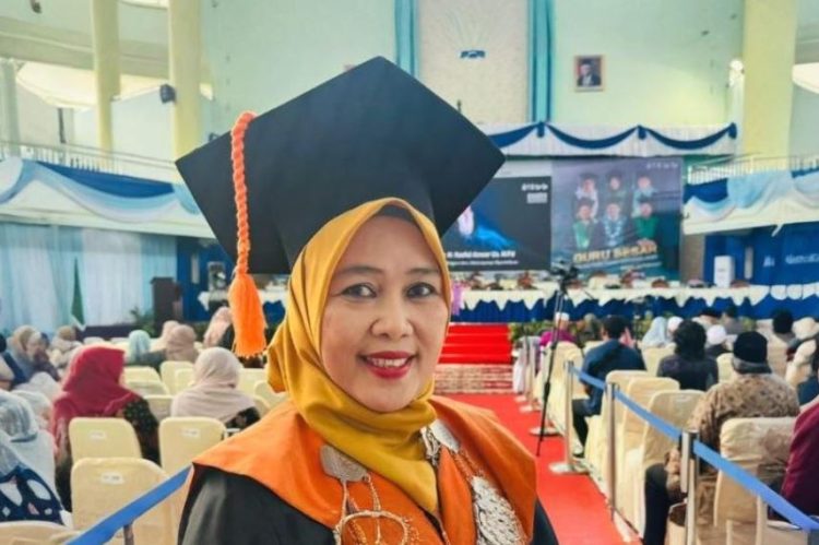 Dekan FEBI UIN STS Jambi, Dr. Rafidah, usai penetapannya sebagai Bendahara Umum AFEBIS periode 2025–2027 pada Kongres AFEBIS 2025 di Jambi. (Dok. Stepanus)