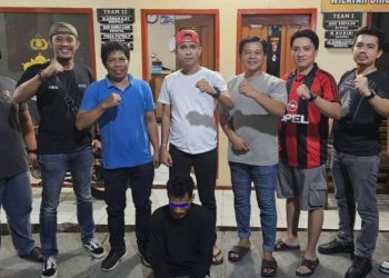 Tim Reskrim Polsek Jelutung bersama pelaku penggelapan uang perusahaan yang berhasil ditangkap di sebuah rumah kos di kawasan Sungai Putri, Kota Jambi. (Dok. Nahar)
