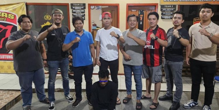 Tim Reskrim Polsek Jelutung bersama pelaku penggelapan uang perusahaan yang berhasil ditangkap di sebuah rumah kos di kawasan Sungai Putri, Kota Jambi. (Dok. Nahar)