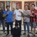 Tim Reskrim Polsek Jelutung bersama pelaku penggelapan uang perusahaan yang berhasil ditangkap di sebuah rumah kos di kawasan Sungai Putri, Kota Jambi. (Dok. Nahar)