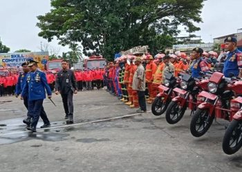 Barisan Relawan Pemadam Kebakaran Kota Jambi Tahun 2025 mengikuti upacara pengukuhan di Lapangan Kantor Wali Kota Jambi, Senin (20/11/2025). (Dok. Stepanus)