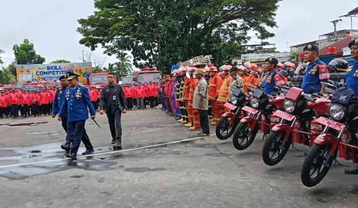 Barisan Relawan Pemadam Kebakaran Kota Jambi Tahun 2025 mengikuti upacara pengukuhan di Lapangan Kantor Wali Kota Jambi, Senin (20/11/2025). (Dok. Stepanus)