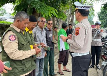 Petugas Ditlantas Polda Jambi memberikan edukasi keselamatan kepada komunitas ojek dalam program “Polantas Menyapa” di salah satu pangkalan ojek di Kota Jambi, Kamis (20/11/2025). (Dok. Nahar)