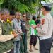 Petugas Ditlantas Polda Jambi memberikan edukasi keselamatan kepada komunitas ojek dalam program “Polantas Menyapa” di salah satu pangkalan ojek di Kota Jambi, Kamis (20/11/2025). (Dok. Nahar)