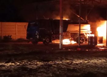 Mobil tangki BBM terbakar hebat di lokasi yang diduga menjadi gudang minyak ilegal di Bagan Pete, Kota Jambi, Kamis (20/11/2025) malam. (Dok. Nahar)