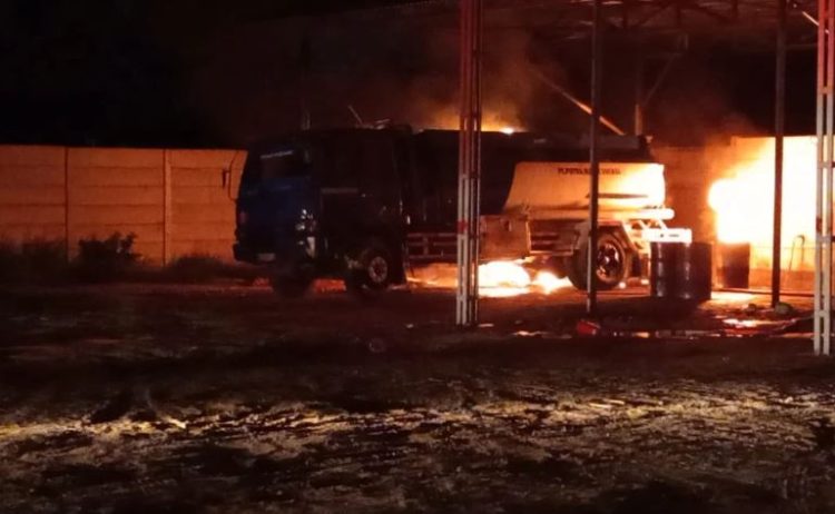 Mobil tangki BBM terbakar hebat di lokasi yang diduga menjadi gudang minyak ilegal di Bagan Pete, Kota Jambi, Kamis (20/11/2025) malam. (Dok. Nahar)