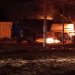 Mobil tangki BBM terbakar hebat di lokasi yang diduga menjadi gudang minyak ilegal di Bagan Pete, Kota Jambi, Kamis (20/11/2025) malam. (Dok. Nahar)