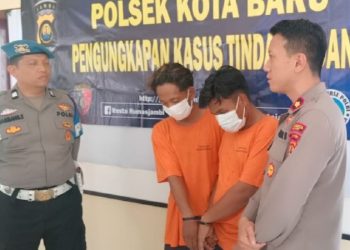 Dua tersangka kasus penggelapan motor diamankan Polsek Kota Baru dalam konferensi pers, Jumat (21/11/2025). (dok. Nahar)