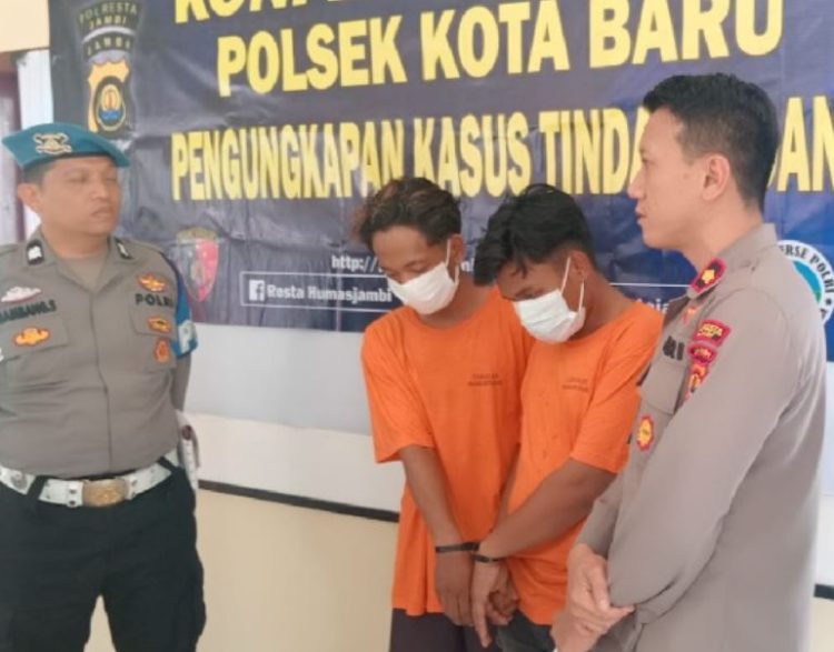 Dua tersangka kasus penggelapan motor diamankan Polsek Kota Baru dalam konferensi pers, Jumat (21/11/2025). (dok. Nahar)