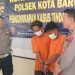Dua tersangka kasus penggelapan motor diamankan Polsek Kota Baru dalam konferensi pers, Jumat (21/11/2025). (dok. Nahar)