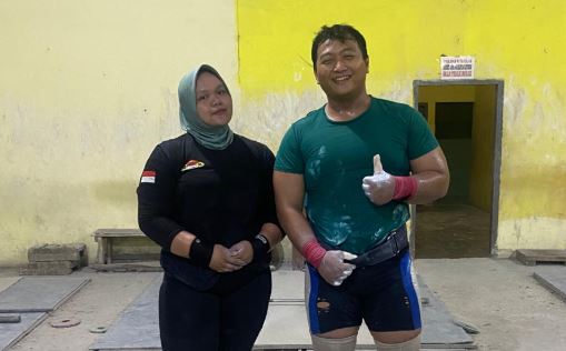 Dua lifter asal Jambi, Muhammad Ripqi Ramadhan (kanan) dan Jihan Syafitri (kiri), berpose usai latihan menjelang keberangkatan mengikuti Islamic Solidarity Games (ISG) 2025 di Arab Saudi. (Dok. Koni Jambi)