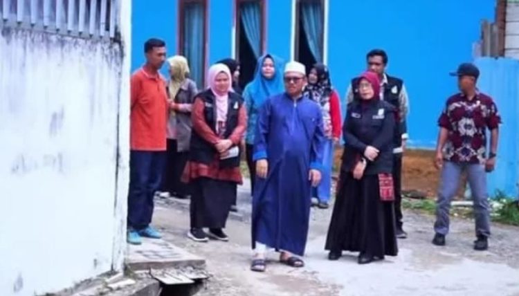 Wali Kota Jambi bersama warga RT 14 Kenali Asam meninjau lingkungan usai penyelesaian pembangunan drainase melalui Program Kampung Bahagia. Sabtu (22/11/2025).(Dok, Daus)