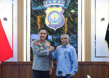 Kapolda Jambi Irjen Pol Krisno H Siregar menerima kunjungan manajemen PTPN IV Regional 4 dirunag kerjanya , Jumat (21/11/2025) (dok. Humas)