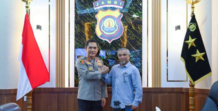 Kapolda Jambi Irjen Pol Krisno H Siregar menerima kunjungan manajemen PTPN IV Regional 4 dirunag kerjanya , Jumat (21/11/2025) (dok. Humas)