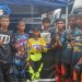 Para rider Adenan Racing Team, perwakilan Suku Anak Dalam Bukit Suban, berpose sebelum berlaga pada final grasstrack memperebutkan Piala Bupati Tanjung Jabung Timur di Sabak Trail Circuit, 22–23 November 2025. (Dok. Daus)