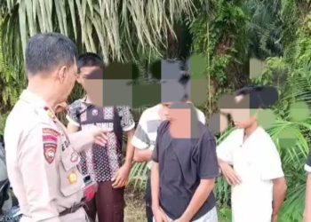 Kapolsek Sadu AKP Edi Siswanto memberikan pembinaan kepada sejumlah remaja yang diduga terlibat aksi balap liar saat patroli di Desa Sungai Lokan, Kecamatan Sadu. (Dok. Humas Polsek Sadu)