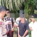 Kapolsek Sadu AKP Edi Siswanto memberikan pembinaan kepada sejumlah remaja yang diduga terlibat aksi balap liar saat patroli di Desa Sungai Lokan, Kecamatan Sadu. (Dok. Humas Polsek Sadu)