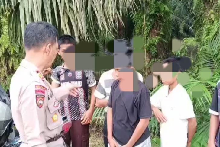 Kapolsek Sadu AKP Edi Siswanto memberikan pembinaan kepada sejumlah remaja yang diduga terlibat aksi balap liar saat patroli di Desa Sungai Lokan, Kecamatan Sadu. (Dok. Humas Polsek Sadu)