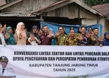 Wakil Bupati Tanjung Jabung Timur Muslimin Tanja bersama jajaran perangkat daerah berfoto bersama warga saat meninjau pelaksanaan Konvergensi Penurunan Stunting di Muara Sabak Timur, Rabu (20/11/2025). (Dok. Daus)
