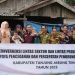Wakil Bupati Tanjung Jabung Timur Muslimin Tanja bersama jajaran perangkat daerah berfoto bersama warga saat meninjau pelaksanaan Konvergensi Penurunan Stunting di Muara Sabak Timur, Rabu (20/11/2025). (Dok. Daus)