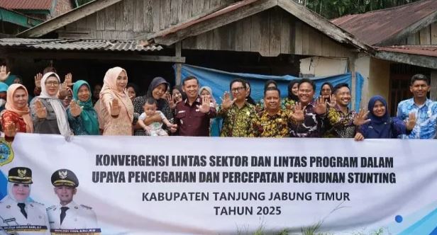 Wakil Bupati Tanjung Jabung Timur Muslimin Tanja bersama jajaran perangkat daerah berfoto bersama warga saat meninjau pelaksanaan Konvergensi Penurunan Stunting di Muara Sabak Timur, Rabu (20/11/2025). (Dok. Daus)