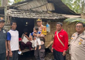 Kapolsek Sadu AKP Edi Siswanto bersama personel menyalurkan bantuan penanganan stunting kepada warga di Desa Sungai Lokan, Kecamatan Sadu, Tanjung Jabung Timur. (Dok. Humas Posek Sadu)