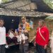 Kapolsek Sadu AKP Edi Siswanto bersama personel menyalurkan bantuan penanganan stunting kepada warga di Desa Sungai Lokan, Kecamatan Sadu, Tanjung Jabung Timur. (Dok. Humas Posek Sadu)