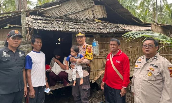 Kapolsek Sadu AKP Edi Siswanto bersama personel menyalurkan bantuan penanganan stunting kepada warga di Desa Sungai Lokan, Kecamatan Sadu, Tanjung Jabung Timur. (Dok. Humas Posek Sadu)