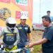 Ketua KONI Tanjab Timur Rustam Hasanuddin memberikan dukungan kepada pembalap muda Raffy Haidil sesaat sebelum tampil di ajang grasstrack memperebutkan Piala Bupati. (Dok. Daus)