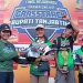 Kasat Lantas Polres Tanjab Timur Iptu Meiselin Lobat menyerahkan helm kepada salah satu rider Suku Anak Dalam (SAD) dari Adenan Family Racing Team sebagai bentuk dukungan keselamatan berkendara pada ajang Kejurprov Grasstrack Piala Bupati di Sabak Trail Circuit. (Dok. Daus)