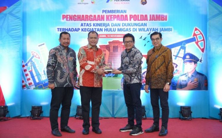 General Manager PHR Zona 1, Hari Widodo, menyerahkan penghargaan kepada Wakapolda Jambi di acara pemberian apresiasi atas dukungan pengamanan kegiatan hulu migas di Jambi. (Sumber foto: PHR Zona 1)