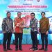 General Manager PHR Zona 1, Hari Widodo, menyerahkan penghargaan kepada Wakapolda Jambi di acara pemberian apresiasi atas dukungan pengamanan kegiatan hulu migas di Jambi. (Sumber foto: PHR Zona 1)