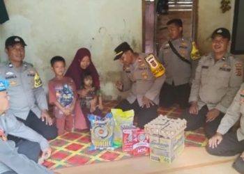 Kapolsek Muara Sabak Barat bersama personel Polsek menyerahkan bantuan paket makanan bergizi kepada keluarga di RT 008 Talang Babat sebagai bagian dari program pencegahan stunting Polres Tanjung Jabung Timur, Senin (24/11/2025). (Dok. Daus)