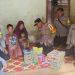 Kapolsek Muara Sabak Barat bersama personel Polsek menyerahkan bantuan paket makanan bergizi kepada keluarga di RT 008 Talang Babat sebagai bagian dari program pencegahan stunting Polres Tanjung Jabung Timur, Senin (24/11/2025). (Dok. Daus)