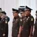 Sejumlah pejabat yang baru dilantik mengikuti upacara pengambilan sumpah jabatan di Aula Lantai 4 Kejaksaan Tinggi Jambi, Selasa (4/11/2025). (Dok, Daus)