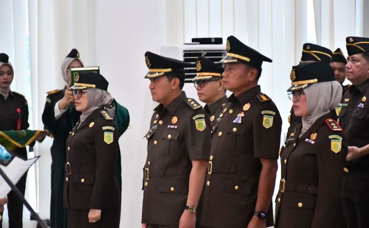 Sejumlah pejabat yang baru dilantik mengikuti upacara pengambilan sumpah jabatan di Aula Lantai 4 Kejaksaan Tinggi Jambi, Selasa (4/11/2025). (Dok, Daus)