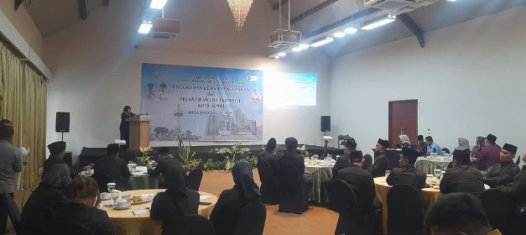 Suasana pengukuhan Dewan Pengupahan dan pelantikan LKS Tripartit Kota Jambi periode 2024–2026 yang digelar oleh Dinas Tenaga Kerja, Koperasi, dan UMKM Kota Jambi, Selasa (25/11/2025). (Dok, Daus)