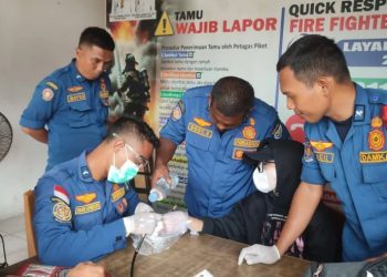 Petugas Dinas Pemadam Kebakaran dan Penyelamatan (Damkartan) Kota Jambi mengevakuasi cincin titanium yang terjebak di jari seorang warga menggunakan alat gerinda mini, Senin (24/11/2025). (Dok. Stepanus)